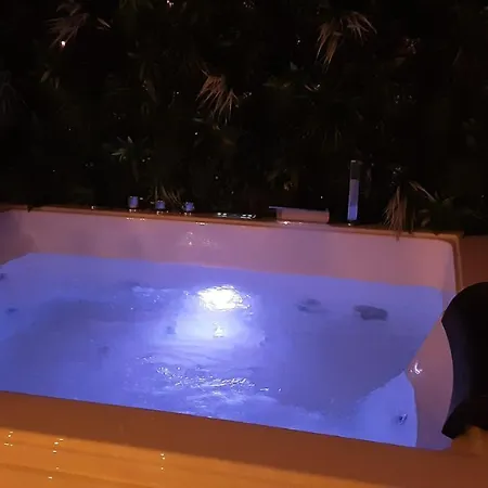 HOTEL DU BERRY - Loveroom avec Sauna, Hammam, Jacuzzi privatifs Reuilly  Extérieur photo