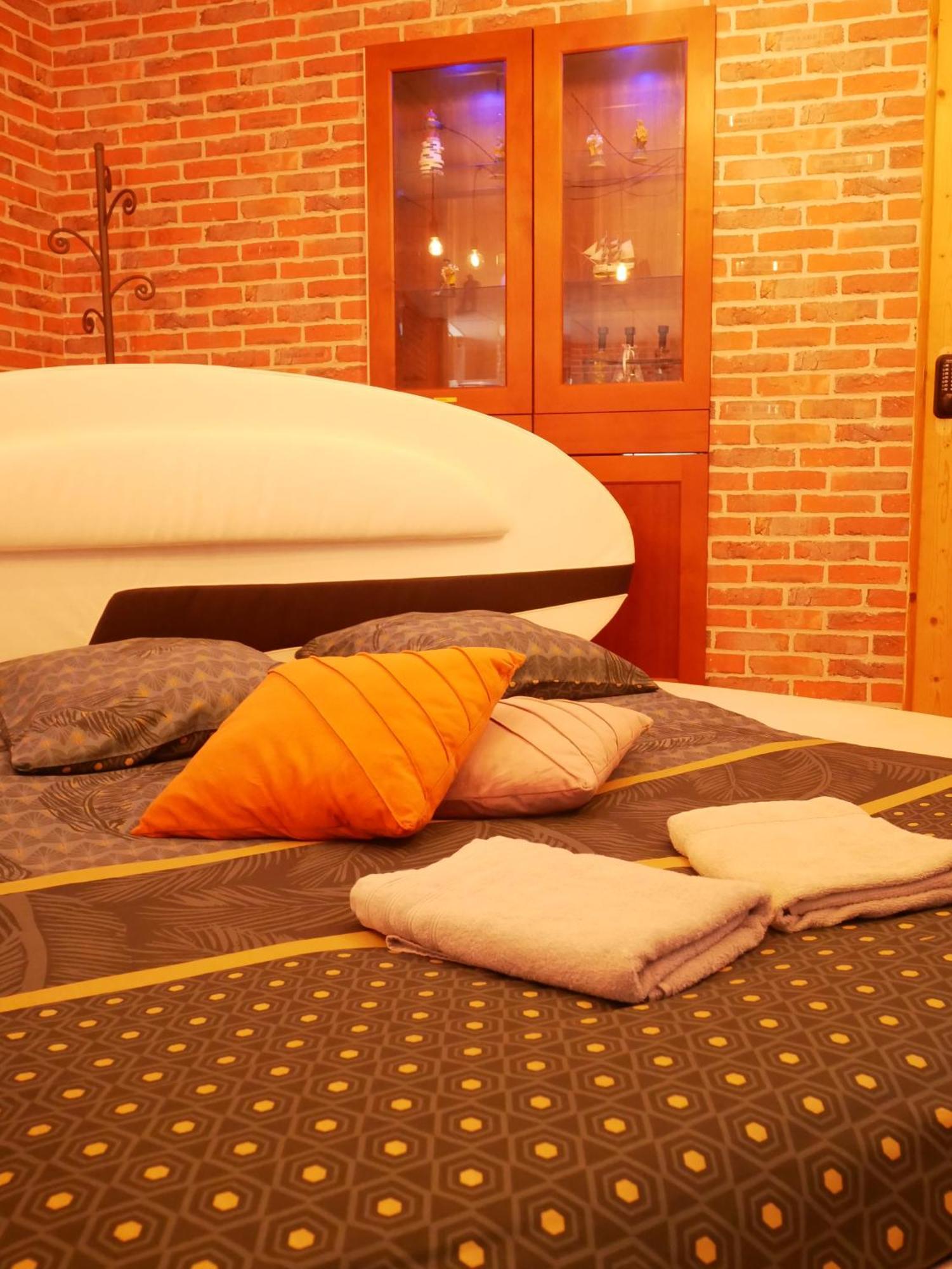 Du Berry - Loveroom Avec Sauna, Hammam, Jacuzzi Privatifs *