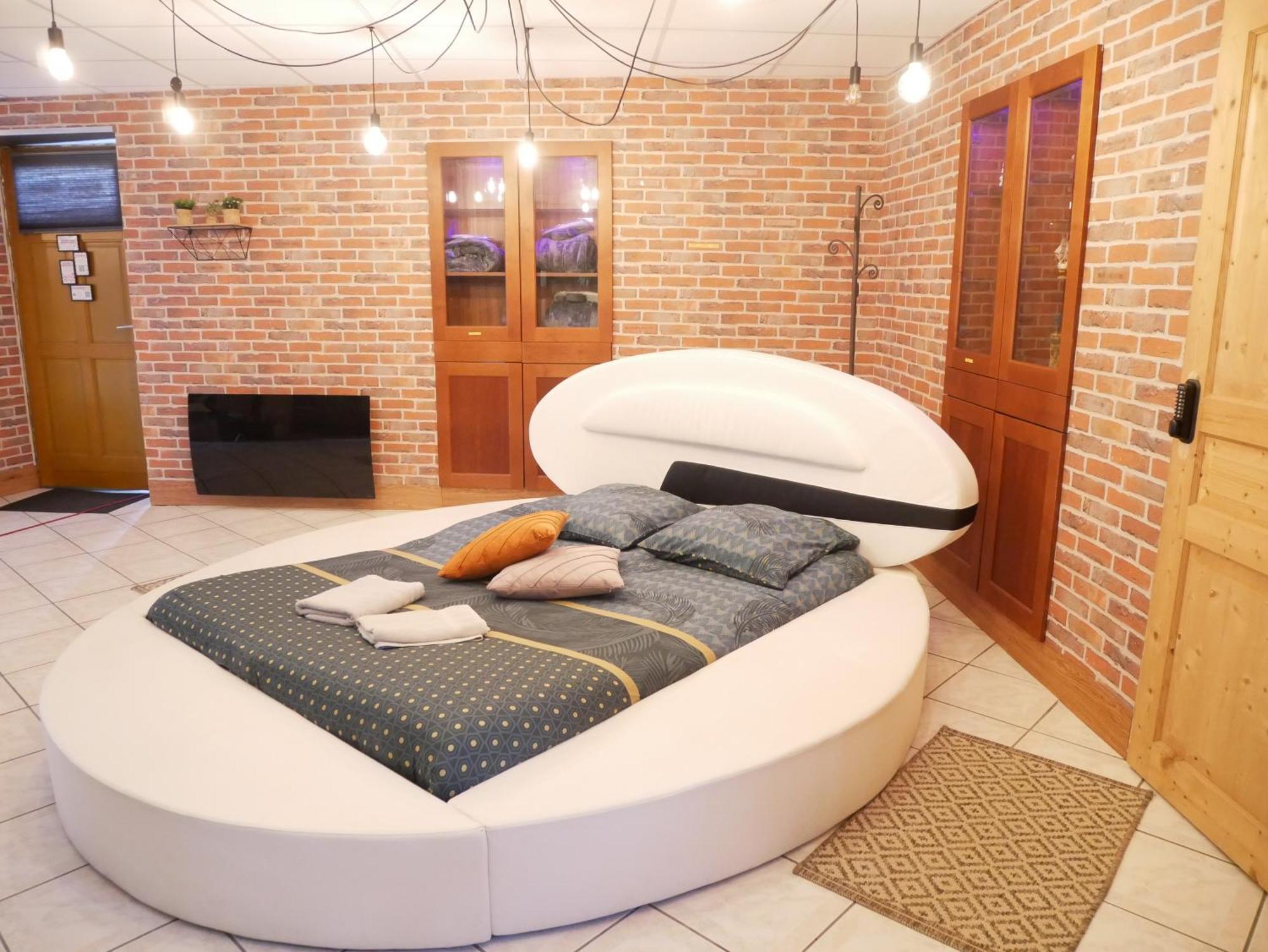 Apartment Du Berry - Loveroom Avec Sauna, Hammam, Jacuzzi Privatifs *